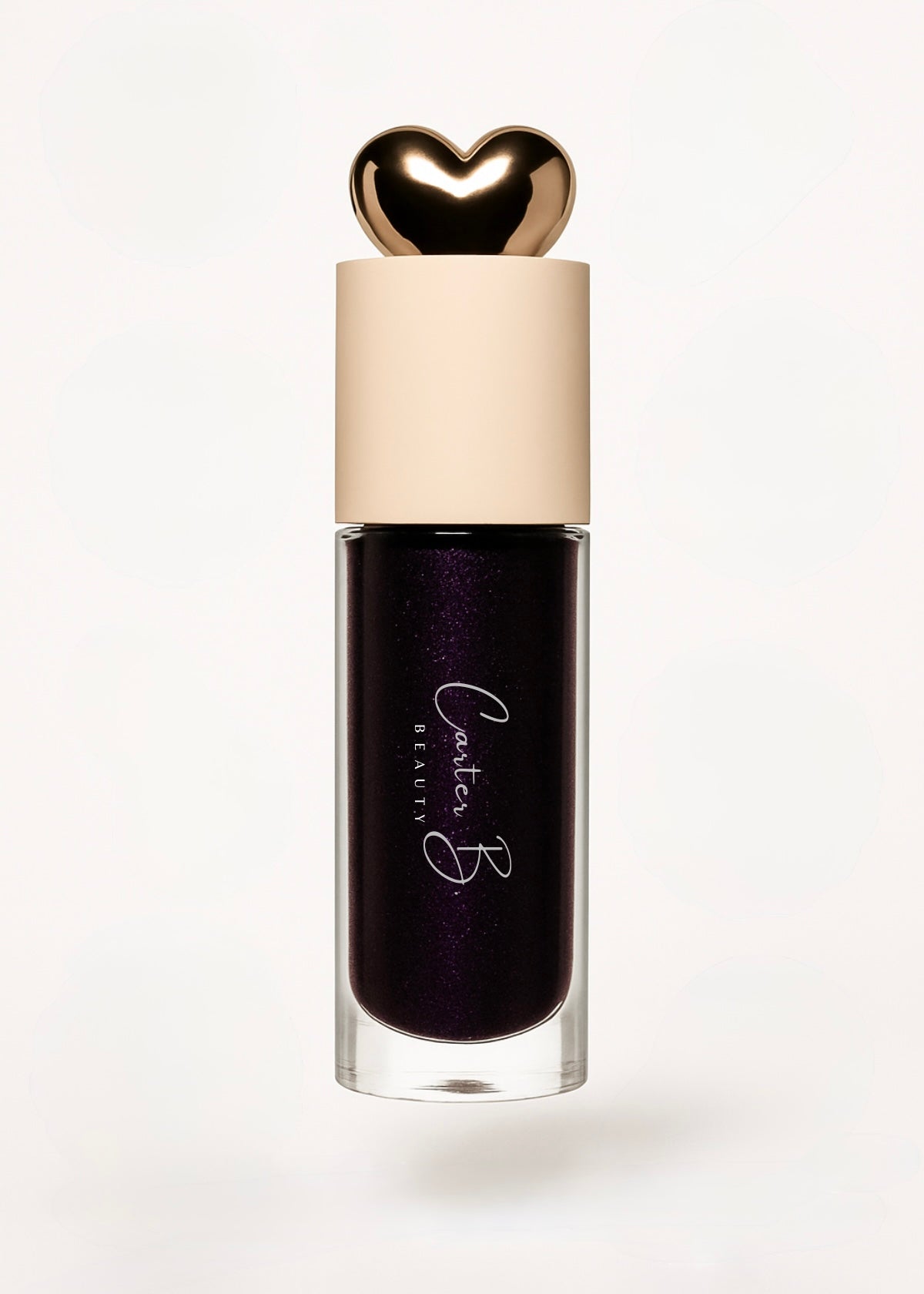 Carter B. Beauty Lippenöl in der Farbe BLACK CURRANT – feuchtigkeitsspendendes, natürliches Lip Oil mit beerigen Akzenten und pflegender Formel, präsentiert vor einem dunklen Hintergrund. (stehend)