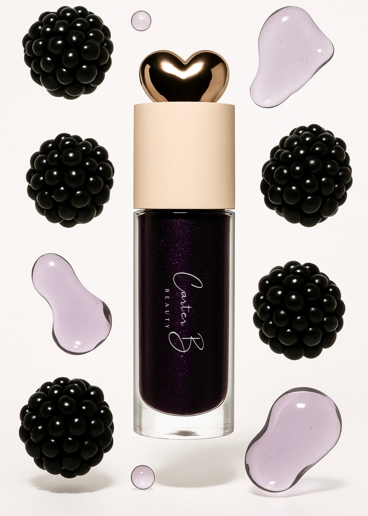Carter B. Beauty Lippenöl in der Farbe BLACK CURRANT – feuchtigkeitsspendendes, natürliches Lip Oil mit beerigen Akzenten und pflegender Formel, präsentiert vor einem dunklen Hintergrund. (stehend mit Brombeeren)