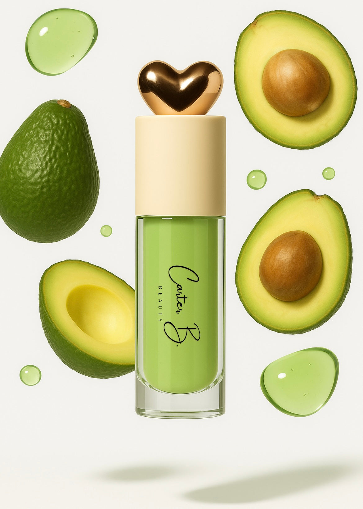 Carter B. Beauty Lippenöl in der Farbe AVOCADO – feuchtigkeitsspendendes, natürliches Lip Oil mit grünen Akzenten und pflegender Formel, präsentiert vor einem grünen Hintergrund. (stehend mit Avocado)