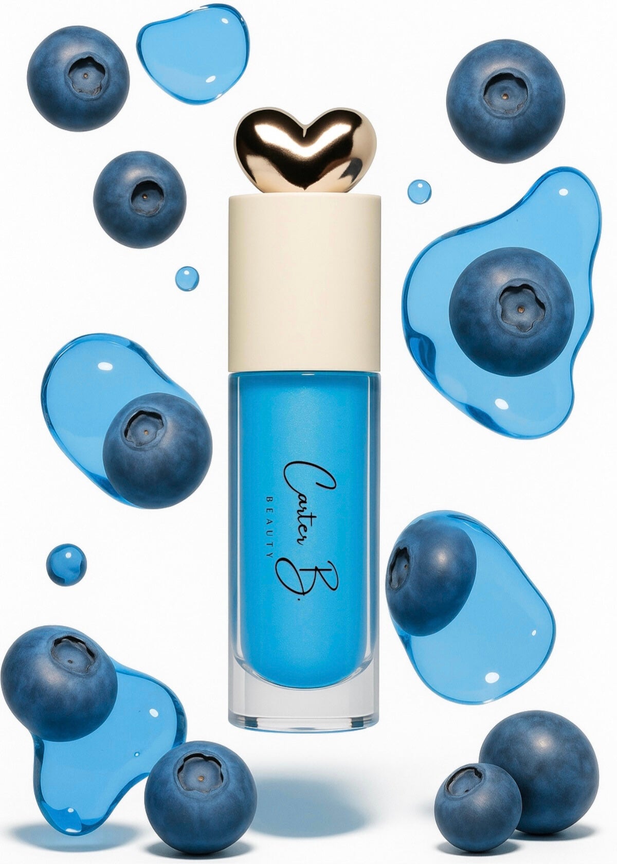 Carter B. Beauty Lippenöl in der Farbe BLUEBERRY – feuchtigkeitsspendendes, natürliches Lip Oil mit kühlen Akzenten und pflegender Formel, präsentiert vor einem beerigen Hintergrund. (stehend mit Blaubeeren im Hintergrund)