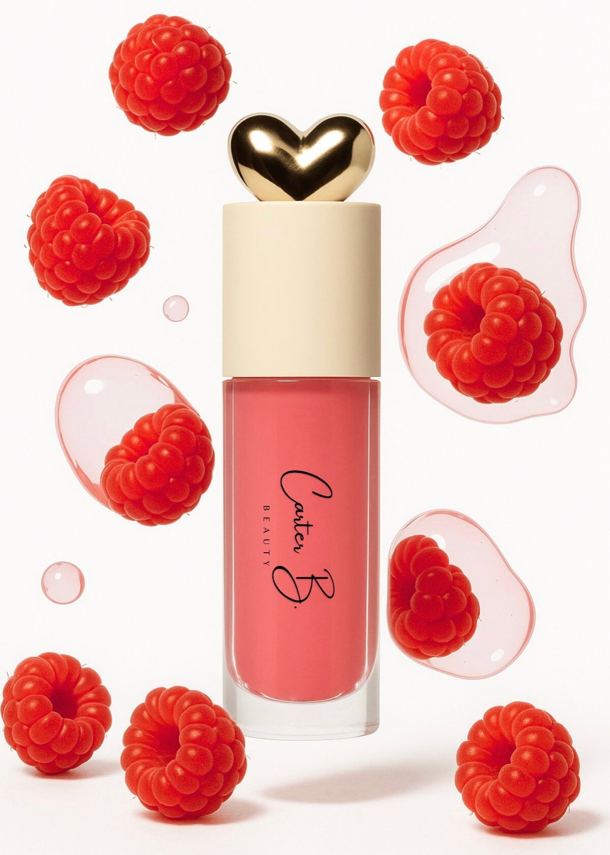 Carter B. Beauty Lippenöl in der Farbe RAPSBERRY – feuchtigkeitsspendendes, natürliches Lip Oil mit pinken Akzenten und pflegender Formel, präsentiert vor einem beerigen Hintergrund. (stehend mit Himbeeren)