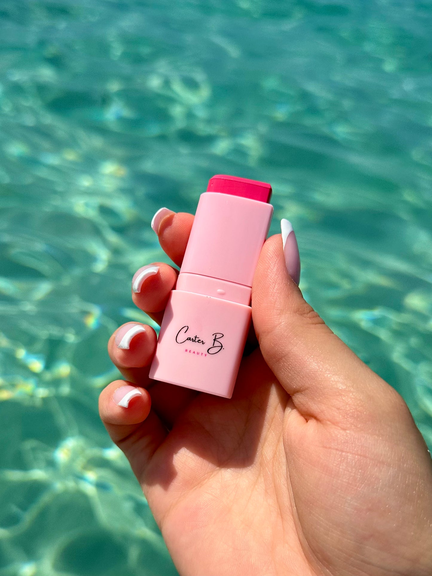 Ein Blush Stick, in einem intensiven Pink. Farbbezeichnung: Princess - von Carter B. Beauty (ausgepackt)