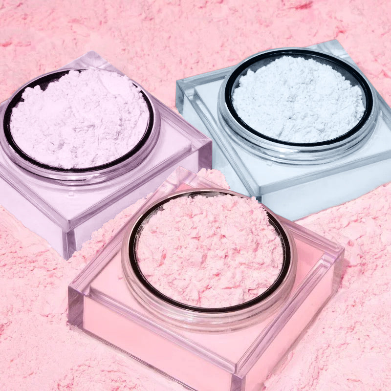 Drei Farben von meinem losen Puder, in den folgenden Nuancen: Cherry Blossom, Lavender und Ice Blue - von Carter B. Beauty