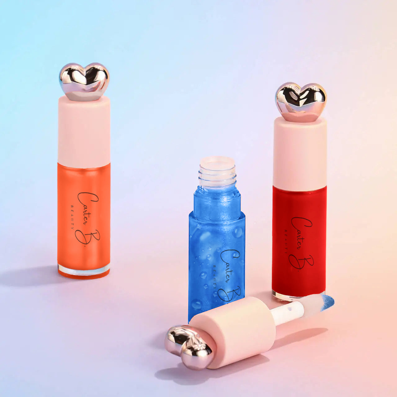 Drei fruchtige Lippenöle, in den Farben Blueberry (blau), Passion Fruit (orange) und Pomegranate (rot) - von Carter B. Beauty