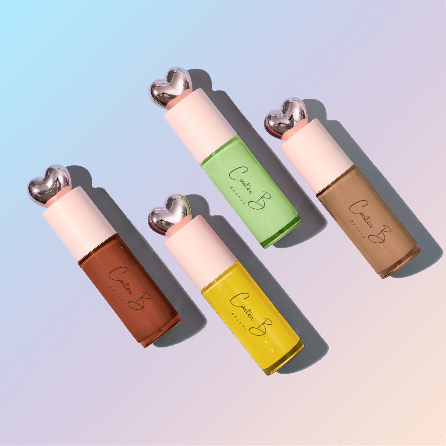 Vier neue Lippenöle von Carter B. Beauty. In einem ROSEWOOD, GINGER, AVOCADO und LATTE vor einem blau-rosanden Hintergrund (versetzt hingelegt)