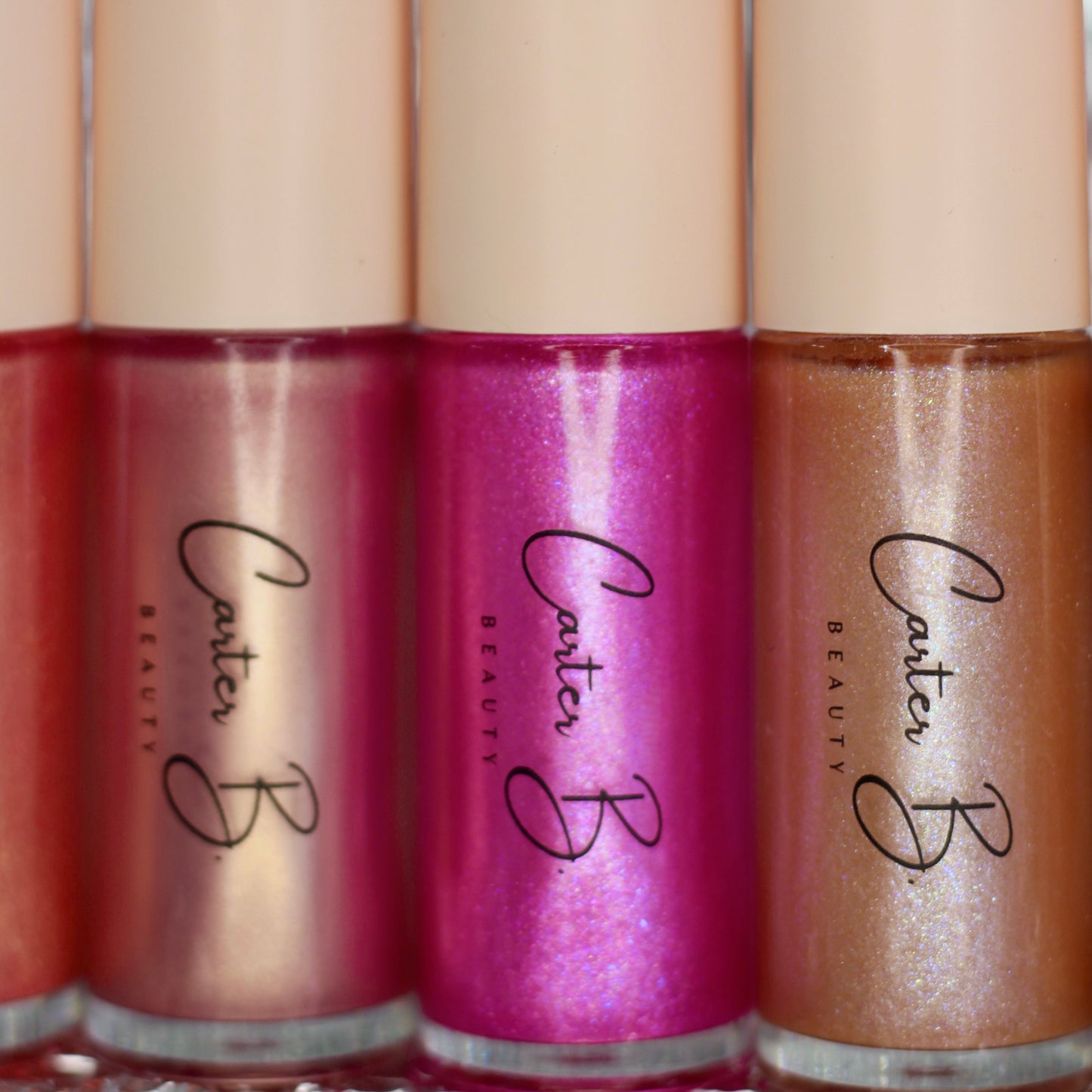 Eine Auswahl an diversen Lipglossen, von Carter B. Beaty. Darunter die Nuancen PINKY, SAVAGE, BRILLIANT. Ein Rsaton, ein Pinkton und ein Nudeton