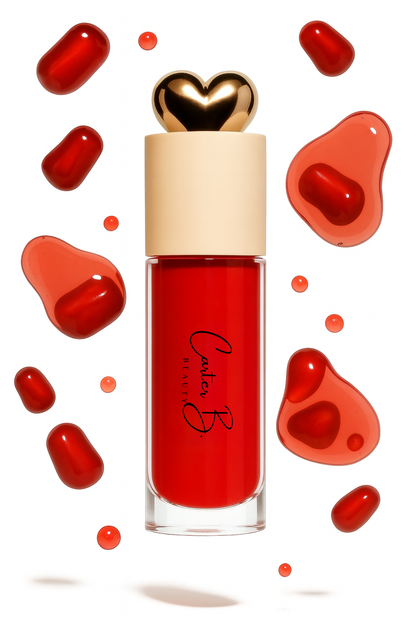 Carter B. Beauty Lippenöl in der Farbe pomegranate – feuchtigkeitsspendendes, natürliches Lip Oil mit frischen Akzenten und pflegender Formel, präsentiert vor einem beerigen Hintergrund. (stehend)