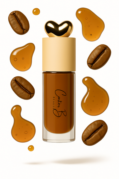 Carter B. Beauty Lippenöl in der Farbe LATTE – feuchtigkeitsspendendes, natürliches Lip Oil mit nudefarbenden Akzenten und pflegender Formel, präsentiert vor einem braunen Hintergrund. (stehend)