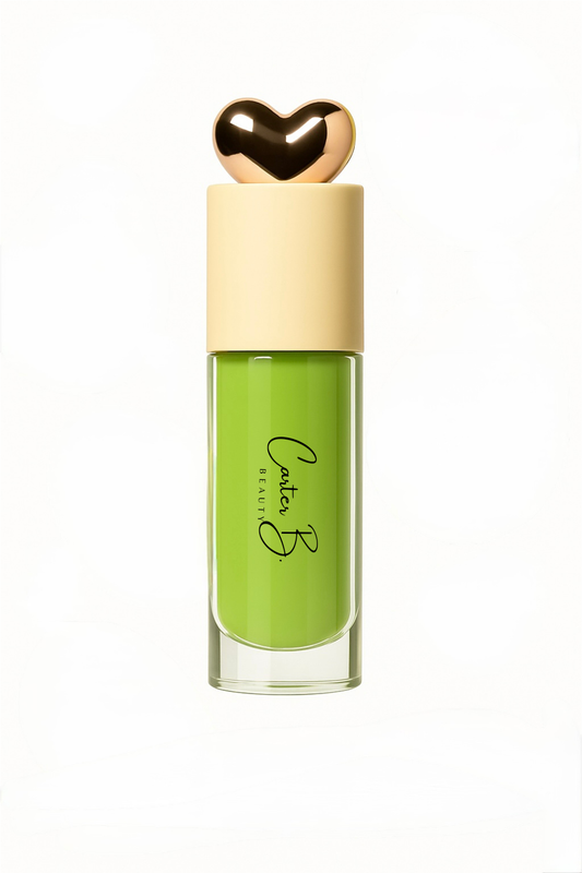 Carter B. Beauty Lippenöl in der Farbe AVOCADO – feuchtigkeitsspendendes, natürliches Lip Oil mit grünen Akzenten und pflegender Formel, präsentiert vor einem grünen Hintergrund. (stehend)