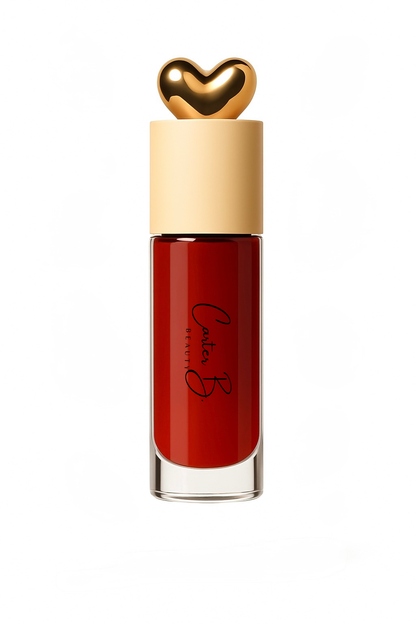 Carter B. Beauty Lippenöl in der Farbe ROSEWOOD – feuchtigkeitsspendendes, natürliches Lip Oil mit rosenholzfarbenden Akzenten und pflegender Formel, präsentiert vor einem strahlenden rosigem Hintergrund. (stehend)