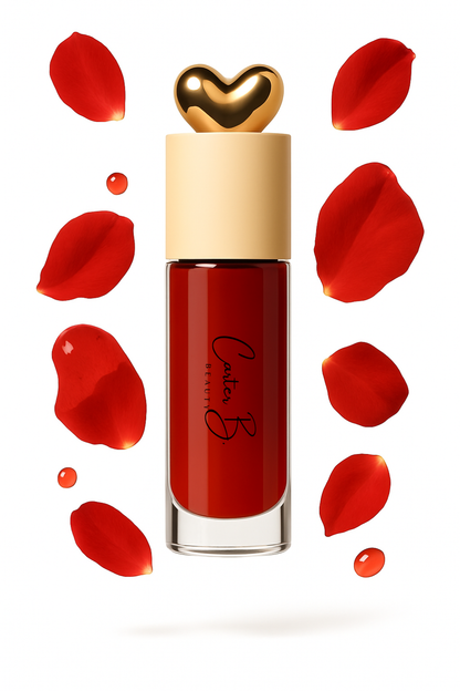 Carter B. Beauty Lippenöl in der Farbe ROSEWOOD – feuchtigkeitsspendendes, natürliches Lip Oil mit rosenholzfarbenden Akzenten und pflegender Formel, präsentiert vor einem strahlenden rosigem Hintergrund. (stehend)