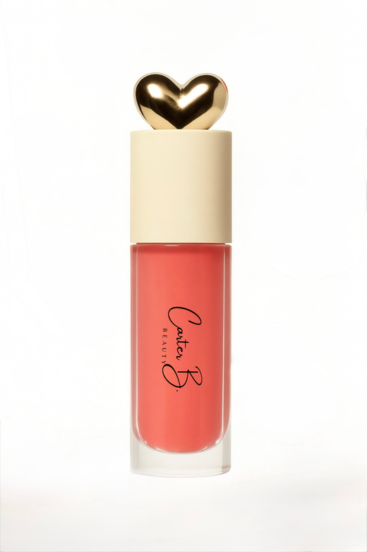 Carter B. Beauty Lippenöl in der Farbe RAPSBERRY – feuchtigkeitsspendendes, natürliches Lip Oil mit pinken Akzenten und pflegender Formel, präsentiert vor einem beerigen Hintergrund. (stehend)