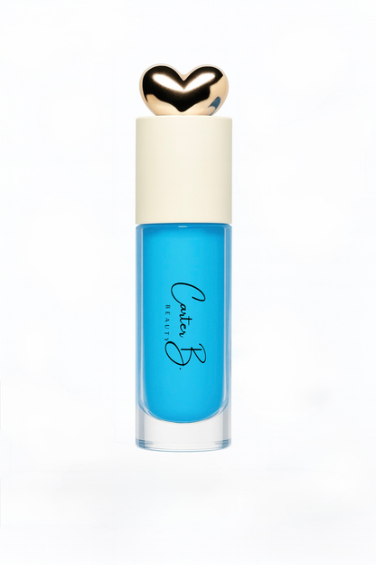 Carter B. Beauty Lippenöl in der Farbe BLUEBERRY – feuchtigkeitsspendendes, natürliches Lip Oil mit kühlen Akzenten und pflegender Formel, präsentiert vor einem beerigen Hintergrund. (stehend)