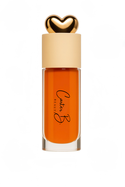 Carter B. Beauty Lippenöl in der Farbe PASSION FRUIT – feuchtigkeitsspendendes, natürliches Lip Oil mit frischen Akzenten und pflegender Formel, präsentiert vor einem beerigen Hintergrund. (stehend)