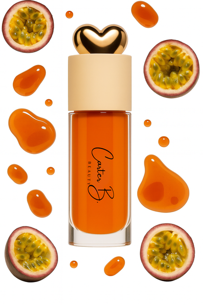 Carter B. Beauty Lippenöl in der Farbe PASSION FRUIT – feuchtigkeitsspendendes, natürliches Lip Oil mit frischen Akzenten und pflegender Formel, präsentiert vor einem beerigen Hintergrund. (stehend)