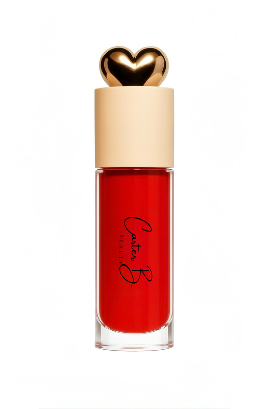 Carter B. Beauty Lippenöl in der Farbe pomegranate – feuchtigkeitsspendendes, natürliches Lip Oil mit frischen Akzenten und pflegender Formel, präsentiert vor einem beerigen Hintergrund. (stehend)