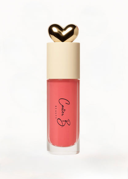 Carter B. Beauty Lippenöl in der Farbe RAPSBERRY – feuchtigkeitsspendendes, natürliches Lip Oil mit pinken Akzenten und pflegender Formel, präsentiert vor einem beerigen Hintergrund. (stehend)