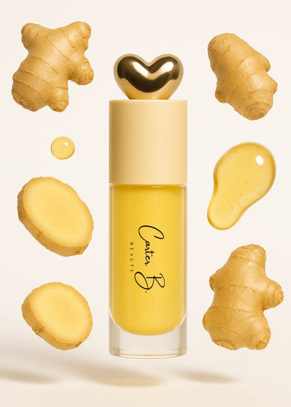 Carter B. Beauty Lippenöl in der Farbe GINGER – feuchtigkeitsspendendes, natürliches Lip Oil mit gelben Akzenten und pflegender Formel, präsentiert vor einem gelben Hintergrund. (stehend mit Ingwer)