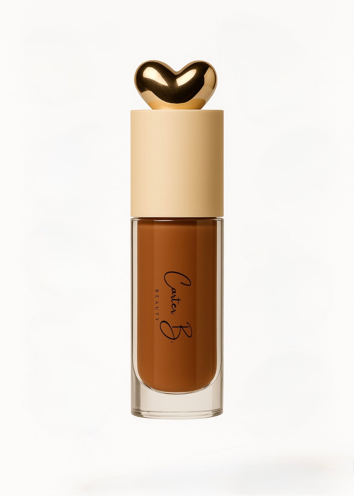 Carter B. Beauty Lippenöl in der Farbe LATTE – feuchtigkeitsspendendes, natürliches Lip Oil mit nudefarbenden Akzenten und pflegender Formel, präsentiert vor einem braunen Hintergrund. (stehend)