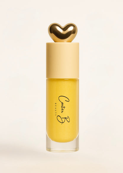 Carter B. Beauty Lippenöl in der Farbe GINGER – feuchtigkeitsspendendes, natürliches Lip Oil mit gelben Akzenten und pflegender Formel, präsentiert vor einem gelben Hintergrund. (stehend)