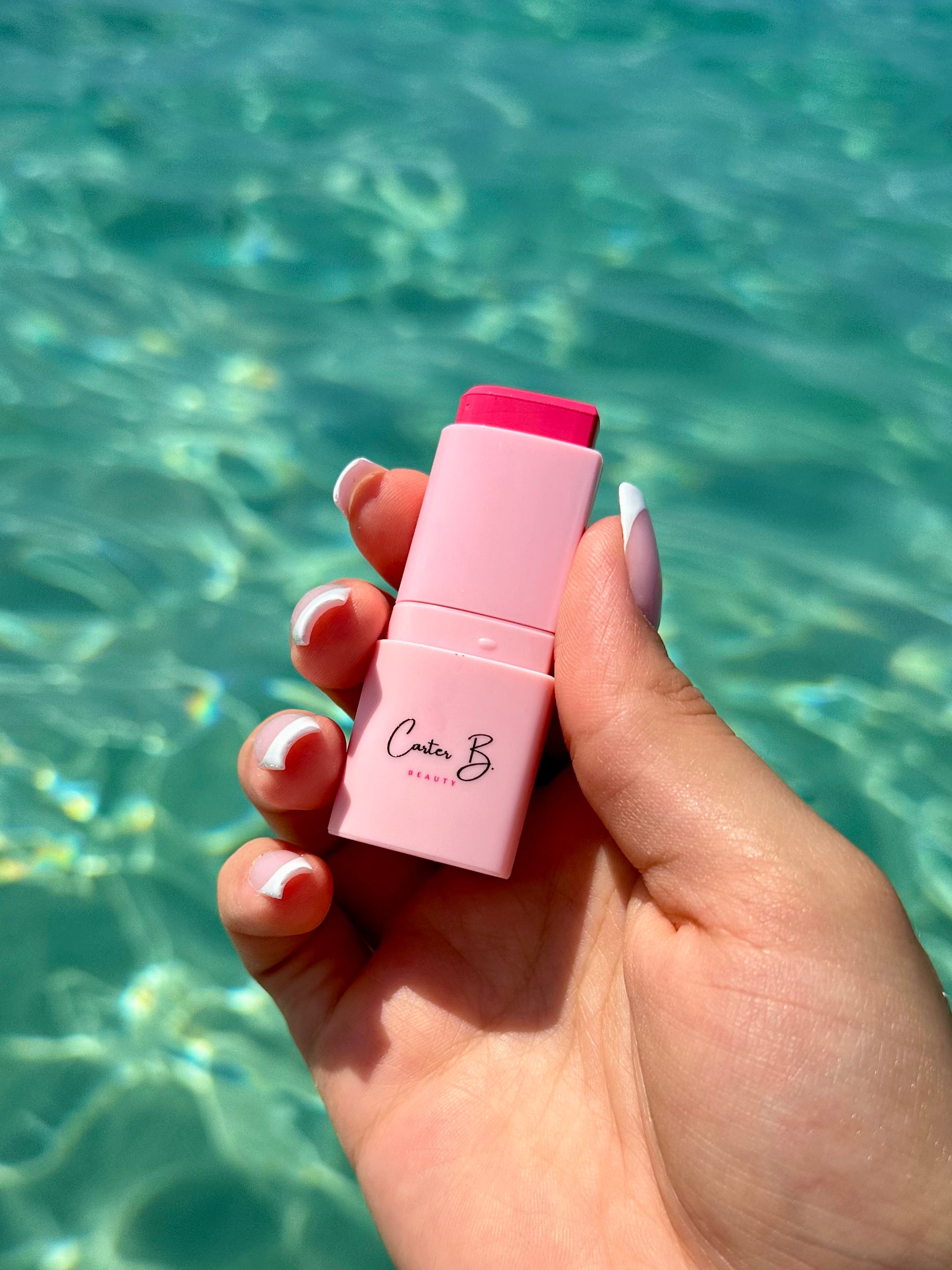 Ein Blush Stick, in einem intensiven Pink. Farbbezeichnung: Princess - von Carter B. Beauty (ausgepackt)