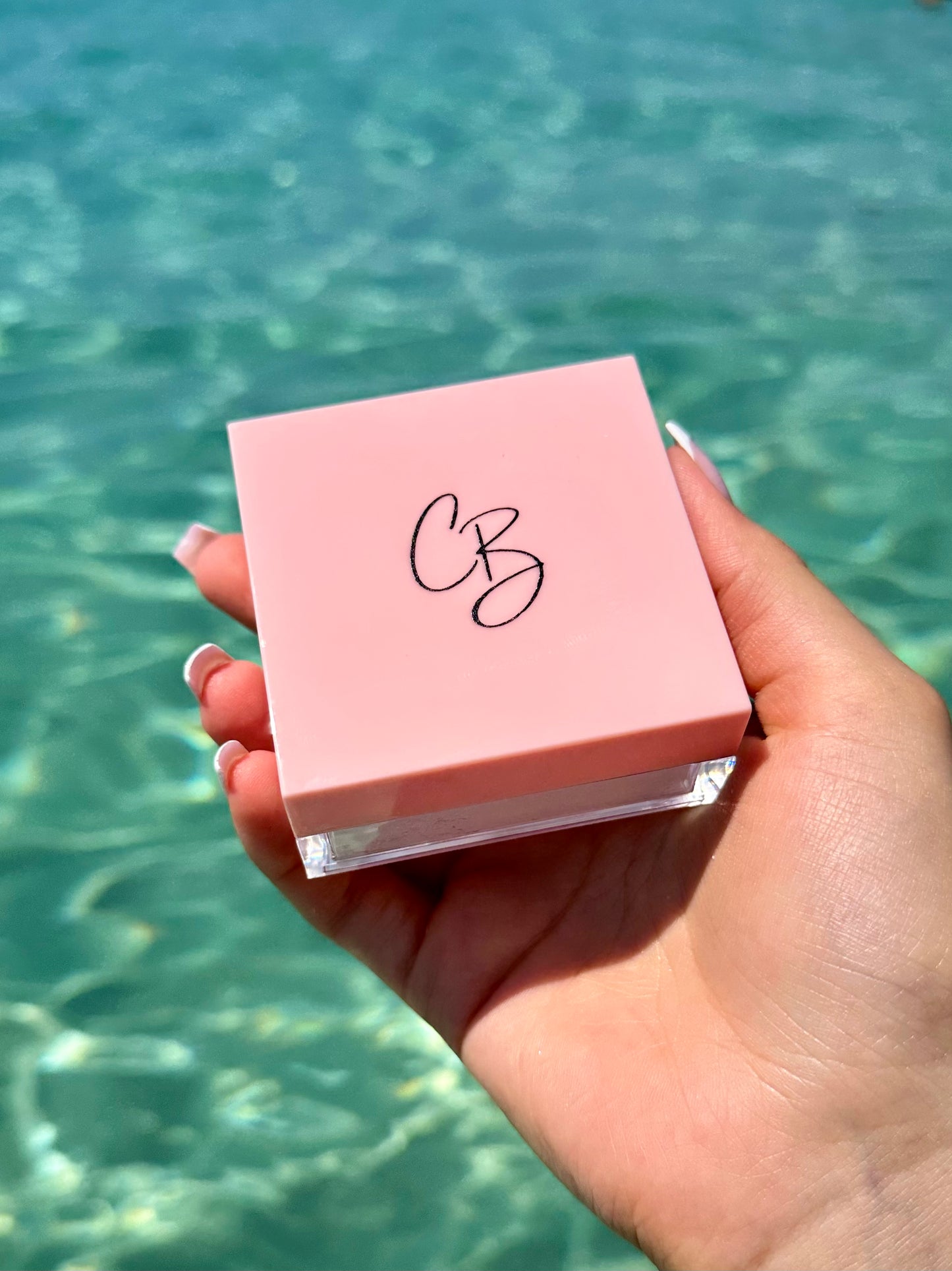 Ein loser Puder, Ansicht von vorne - von Carter B. Beauty