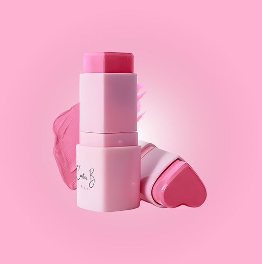 Ein rosafarbender Blush Stick, welcher für die Wangen, Augen und Lippen verwendet werden kann, in der Farbe Girly  - von Carter B. Beauty