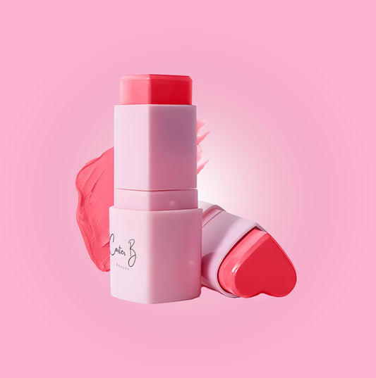 Ein korallfarbender Blush Stick, welcher für die Wangen, Augen und Lippen verwendet werden kann, in der Farbe Darling - von Carter B. Beauty