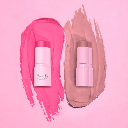 Zwei Farben von meinen Multi-Blush Sticks, in den folgenden Nuancen: Girly (Rosaton) und Bare (Nudeton) - von Carter B. Beauty