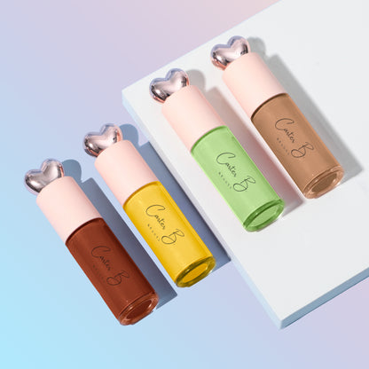 Vier neue Lippenöle von Carter B. Beauty. In einem ROSEWOOD, GINGER, AVOCADO und LATTE vor einem blau-rosanden Hintergrund (nebeneinander gereiht)
