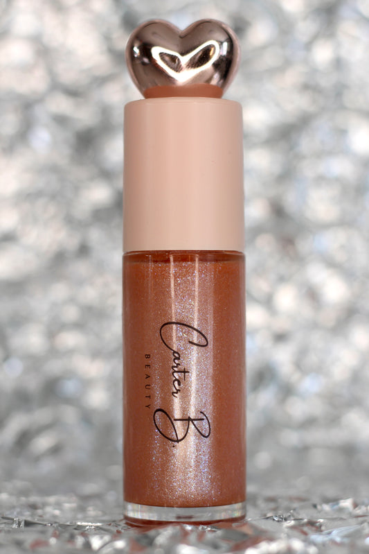 Lipgloss in der Farbe BRILLIANT, mit silbernen Hintergrund. Ein nudefarbener Lipgloss, mit Glitzerpartikeln