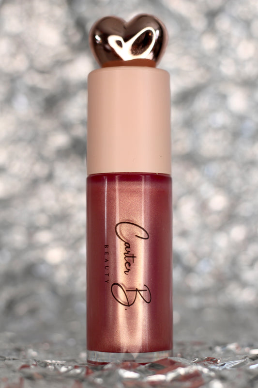 Lipgloss in der Farbe PINKY, mit silbernen Hintergrund. Ein rosafarbener Lipgloss, mit Schimmer