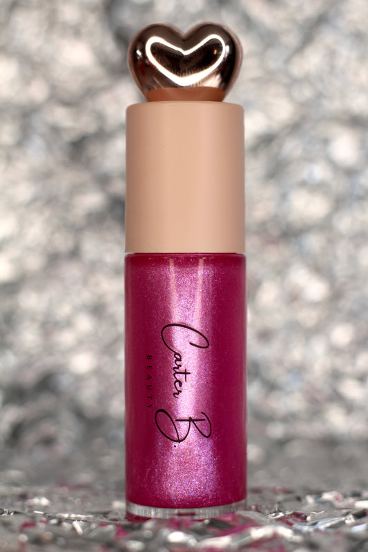 Lipgloss in der Farbe SAVAGE, mit silbernen Hintergrund. Ein pinker Lipgloss, mit Glitzerpartikeln